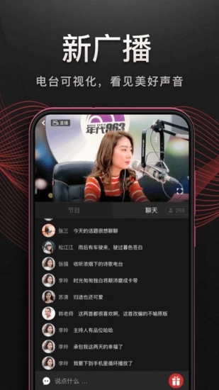 雨后街道上积水倒映的彩虹与风筝剪影壁纸